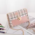 Bolso bandolera de cuadros para mujer con textura de cocodrilo rosa y cadena dorada - Rosa