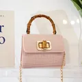 Mini borsa a tracolla rosa stampa coccodrillo con manico in bambù e catena dorata - Colore loto