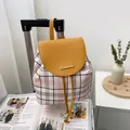 Mini mochila amarilla con cuadros en contraste y cierre de cordón ajustable - Amarillo