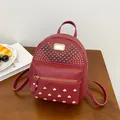 Mini weinroter Rucksack mit Metallnieten, Reißverschluss-Fronttasche und Trägern - Rot