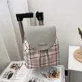 Mochila de cuadros para mujer con solapa de cuero gris y cierre de cordón estilo color-block - Gris claro