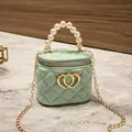 Mini borsa jelly trapuntata verde menta con manico di perle e fibbia a doppio cuore - Verde chiaro