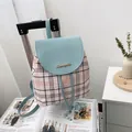 Mochila de cuadros para mujer en azul claro y beige con logo dorado y cordón ajustable - Azul