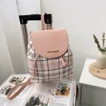 Mochila pequeña a cuadros rosa y blanco para mujer con solapa y cordón ajuste - Rosa