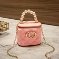 Borsa jelly rosa trapuntata con manico di perle e cuore d'oro su base di marmo - Rosa