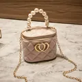 Mini borsa trapuntata rosa chiaro con manico di perle e decoro a doppio cuore dorato - Colore loto