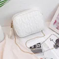 Borsa a tracolla trapuntata bianca con catena dorata e dettaglio nappa in pelle - Bianco