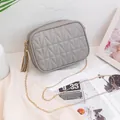 Piccola borsa quadrata grigia trapuntata con catena dorata e nappa in pelle - Grigio chiaro