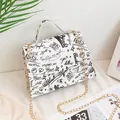 Bolso bandolera blanco con grafitis negros, cadena dorada y estilo urbano - Estilo de Graffiti de Letras / Blanco