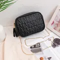 Borsa a tracolla trapuntata nera con catena dorata e ciondolo a nappe - Nero