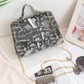 Bolso pequeño negro con estampado de grafiti blanco y correa de cadena dorada - Estilo de Graffiti de Letras / Negro