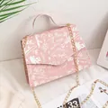 Bolso cuadrado rosa con grafiti blanco estilo urbano y correa de cadena dorada - Estilo de Graffiti de Letras / Rosa