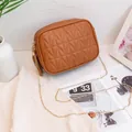 Borsa camera trapuntata color caramello con tracolla a catena dorata e nappa in pelle - Marrone