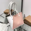 Bolso tote bicolor rosa y blanco con remaches y estampado de logo de moda - Blanco y Rosa