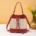 Sac seau tissé rouge et beige avec cordon en cuir et détails dorés élégants - Rouge