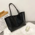 Große schwarze Einkaufstasche mit Krokodilprägung, Doppelgriffen und Magnetverschluss - Schwarz
