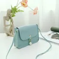 Lichtblauwe crossbodytas van kunstleer met steentextuur en elegante parelhanger - Blauw