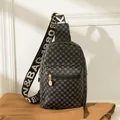 Sac de poitrine noir à motif crocodile, pois gris et large sangle lettrée - Noir