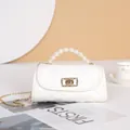 Weiße gesteppte Zylindertasche mit Perlengriff und goldenem Vintage-Metallverschluss - Weiß