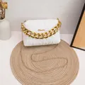 Borsa a tracolla trapuntata bianca con catena dorata e ornamento con logo metallico - Bianco