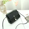 Elegante zwarte mini-tas met steenpatroon, parelhanger en gouden metalen details - Zwart