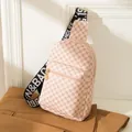 Sac de poitrine rose avec motif géométrique et large bandoulière lettrée réglable - Rose