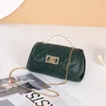 Dunkelgrüne gesteppte Zylindertasche mit Perlengriff und goldener Kette - Grün