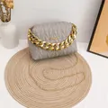 Borsa a tracolla grigia trapuntata con catena dorata e logo metallico del marchio - Grigio