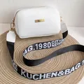 Bolso de hombro blanco cuadrado con placa de metal dorado y correa ancha de tela - Blanco