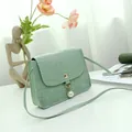 Lichtgroene tas met krokodillenprint en een decoratieve parelhanger voor dames - Lichtgroen