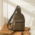 Sac de poitrine marron à motif crocodile et cercles jaunes avec large bandoulière en toile - café