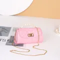 Zylindrische Tasche in Rosa mit Steppung, Perlengriff und goldener Kettenriemen-Optik - Rosa