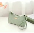 Detalle de bolso bandolera verde menta con relieve de cuadros y hebilla de metal dorado - Verde