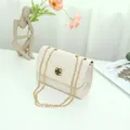 Bolso bandolera acolchado crema con cierre de flor dorada y textura de raya elegante - Acolchado Blanco