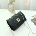 Elegante bolso bandolera acolchado negro con cierre de trébol dorado y correa cadena - Patrón de Diamantes Negro