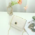 Bolso de hombro blanco acolchado en V con cierre de trébol dorado y correa de cadena - Patrón en V Blanco