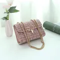 Sac bandoulière en tweed rose avec fermoir cœur doré et bandoulière chaîne - Rose