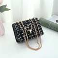 Sac bandoulière en tweed noir et blanc chic avec fermoir cœur et chaîne dorée - Noir