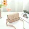 Sac ceinture beige matelassé avec fermoir rotatif doré et bandoulière large - Kaki