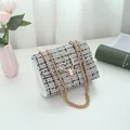 Sac à bandoulière en tweed à carreaux noir et blanc avec fermoir coeur doré chic - Blanc
