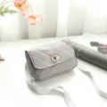 Sac ceinture matelassé gris clair avec fermoir doré et large bandoulière mode - Gris clair