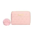 Monedero rosa para mujer con diseño acolchado, placa dorada y un suave pompón rosa - Rosa