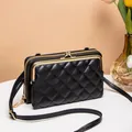 Elegante bolso bandolera acolchado negro con cierre de beso dorado y correa ajustable - Negro