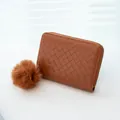 Portacarte in pelle intrecciata marrone con portachiavi a pompon in tinta - Marrone Scuro