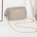 Petit sac bandoulière matelassé gris kaki avec double zip et bandoulière chaîne dorée - Gris