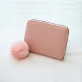Piccolo portafoglio rosa a trama intrecciata con ciondolo a pompon e zip di chiusura - Rosa