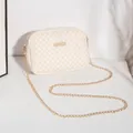 Sac bandoulière beige matelassé avec motifs géométriques et bandoulière chaîne dorée - Blanc à Motif