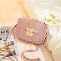 Borsa a tracolla rosa chiaro con patta a coccodrillo e fibbia a ape dorata - Rosa