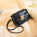 Elegante borsa a tracolla nera in coccodrillo con chiusura a forma di ape dorata - Nero