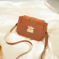 Sac bandoulière marron en similicuir avec texture crocodile et fermoir abeille doré - Marron
